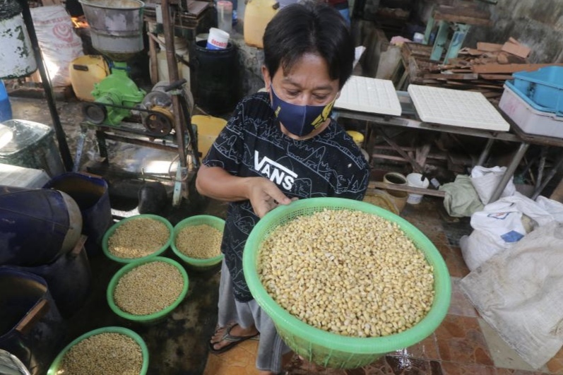 Kedelai Kian Langka, Banyak Pengrajin Tahu-Tempe Setop Produksi