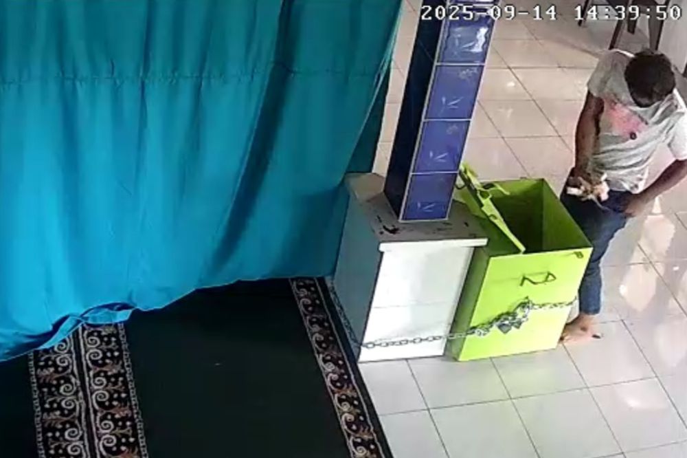 Pria Asal Samarinda Gondol Uang Jutaan Rupiah Milik Masjid di Sanga Sanga, Congkel Kotak Amal Terekam CCTV