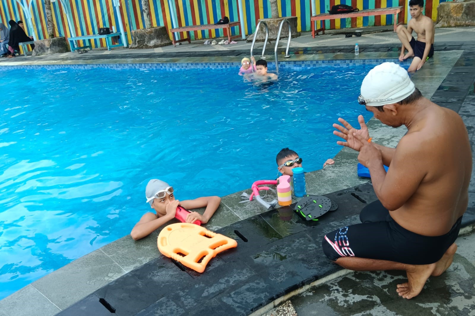 7 Alasan Anak-anak Indonesia Perlu Belajar Berenang