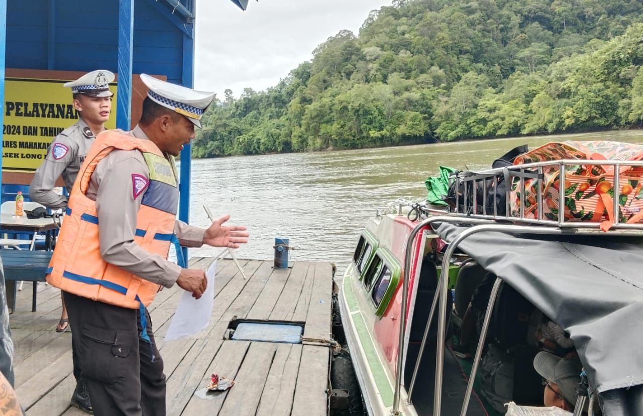 Cegah Laka Air di Penghujung Tahun, Polres Mahulu Sosialisasikan Penggunaan Pelampung 