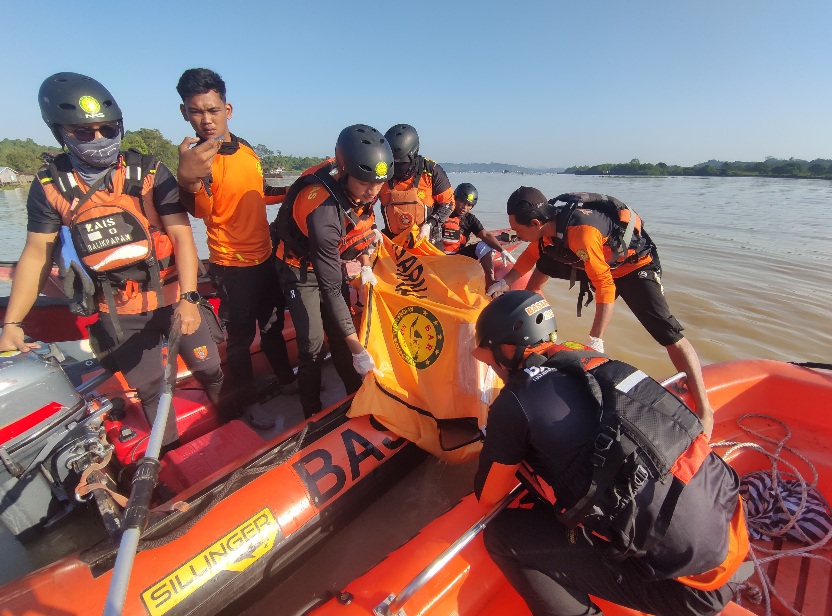 Nelayan yang Hilang di Desa Jembayan Ditemukan Meninggal, Korban Diduga Terjatuh saat Vertigo Kambuh.