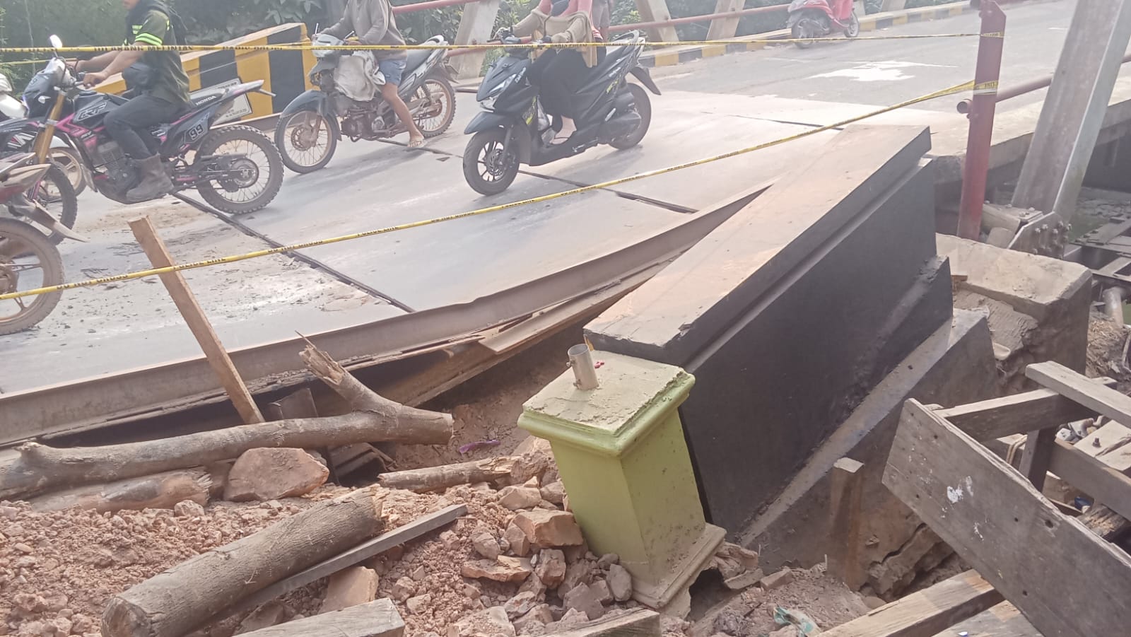 Baru Diperbaiki, Lintasan Sementara Jembatan Lembak Kembali Amblas 