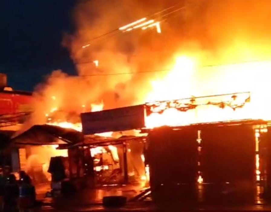 Kebakaran di Wahid Hasyim Samarinda Hanguskan Empat Bangunan, Diduga Akibat Korsleting Listrik