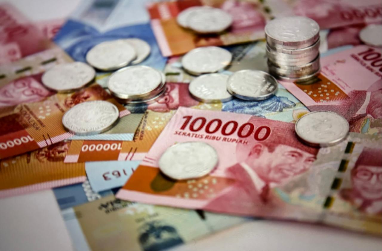 Rupiah Melemah Sentuh Rp17.105, Beban Subsidi dan Klaim Asuransi Kian Berat