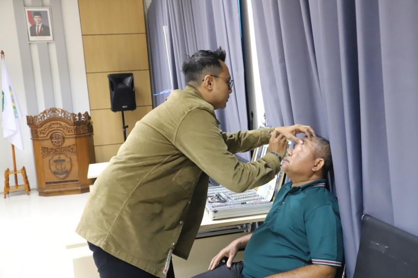 450 Warga Samarinda Jalani Pemeriksaan Mata dan Terima Kacamata Gratis
