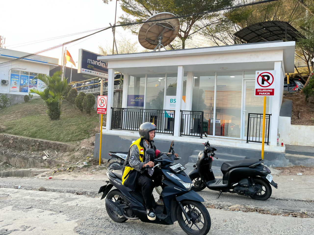 Gerai ATM depan RS SMC Samarinda Bikin Bingung, Tak Ada Tempat Parkir, Lokasi Tepat Pinggir Jalan