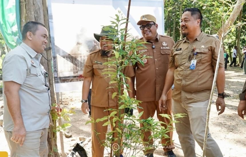 PJ Bupati Tanam Pohon di Lahan Kritis 