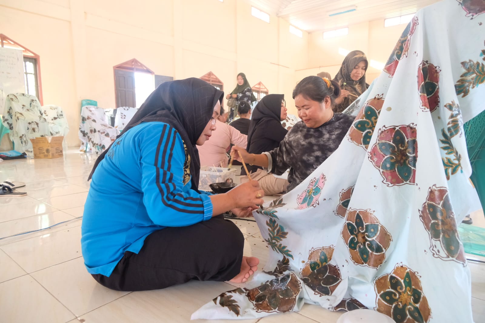 Bupati Sri Dorong Penguatan Ekonomi Kreatif Lokal Melalui Pengembangan Batik