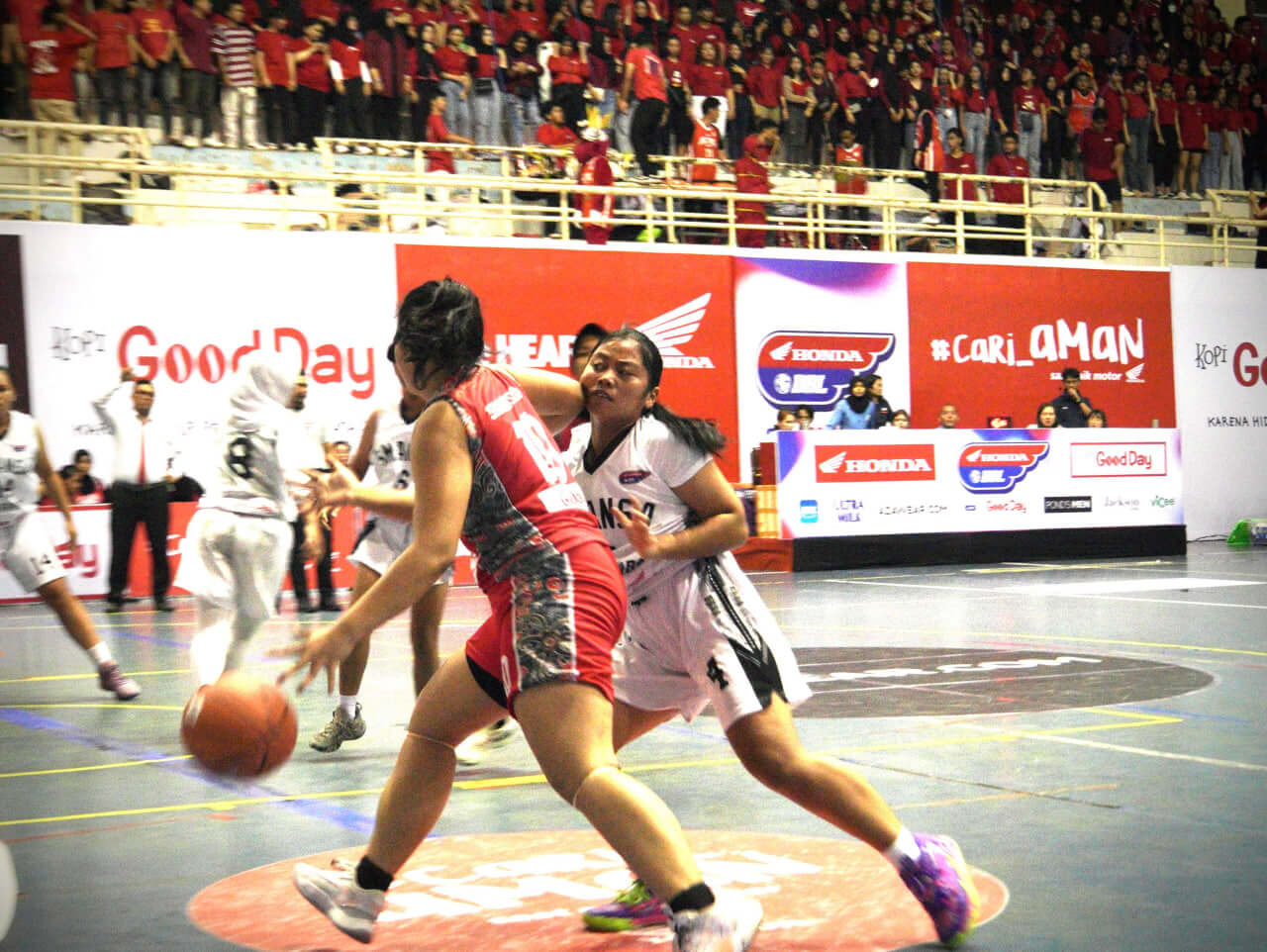 Partai Sengit, Tim Girls Smaga Gilas Tim Smansa di Laga Perdana DBL