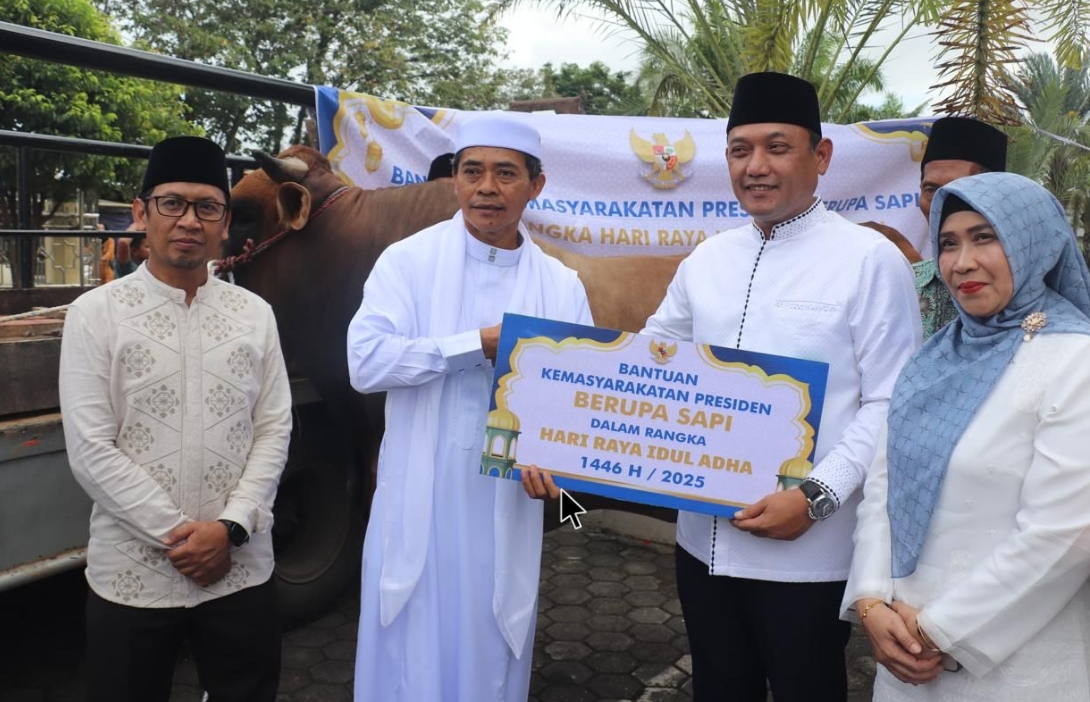 Seno Aji Serahkan Sumbangan Presiden RI Sapi 960Kg ke Masjid Ar Rasyidin