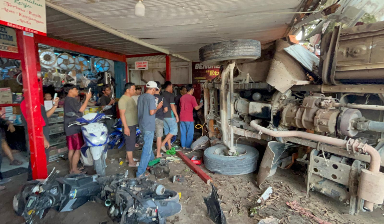 Rem Blong Picu Kecelakaan Beruntun 9 Kendaraan di Bengalon, Kerugian Tembus Rp100 Juta