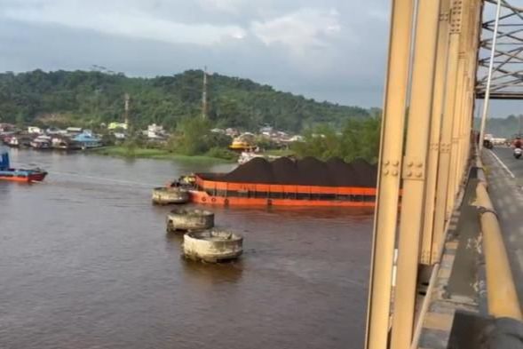 Lagi! Jembatan Mahakam Ulu Samarinda Dihantam Tongkang, Ketiga Kalinya dalam Sebulan