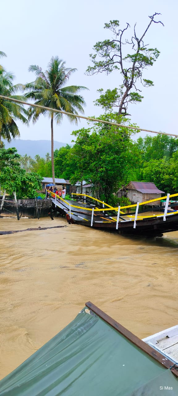 Jembatan Teluk Sumbang Hancur Akibat Hujan Deras