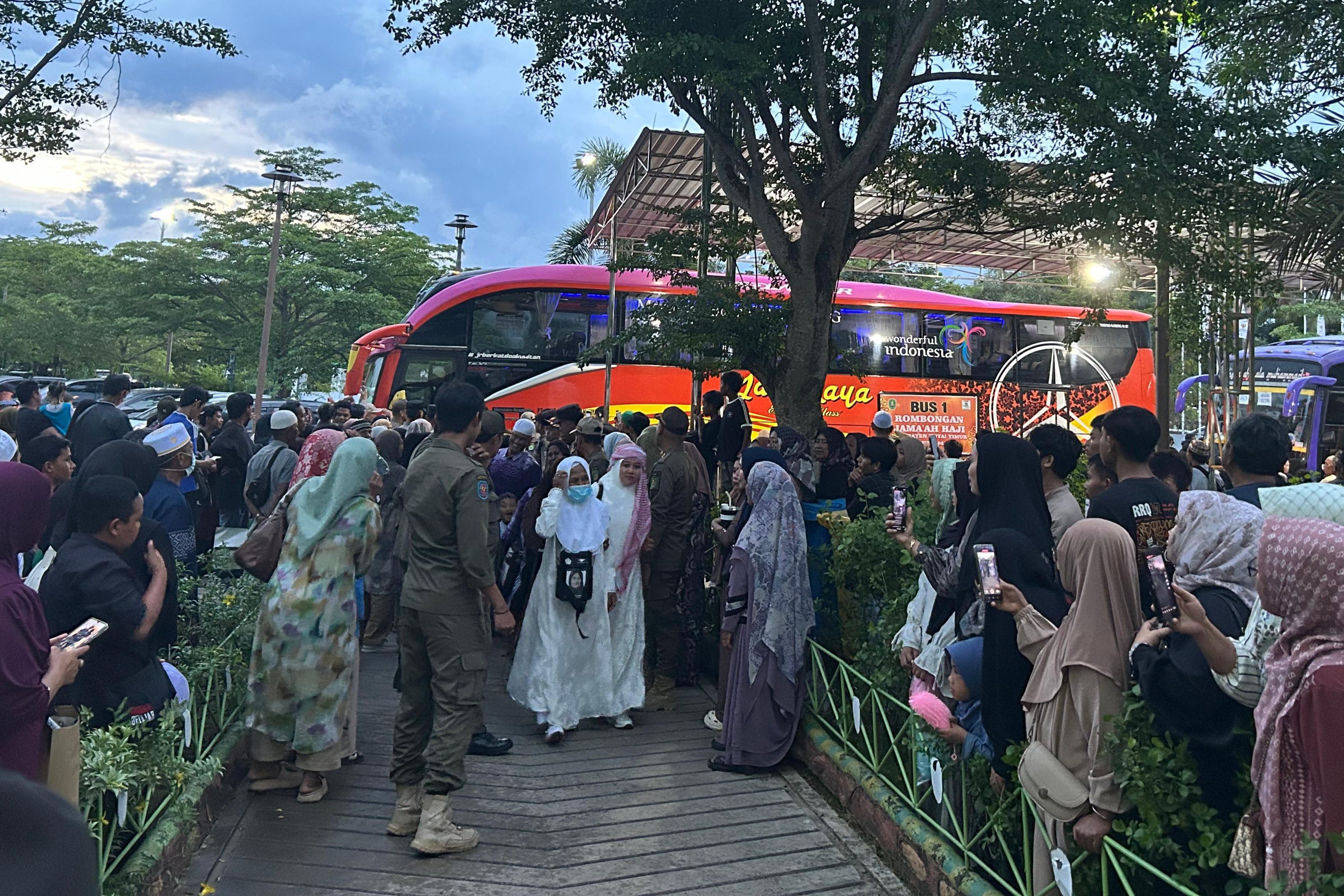 Tangis Haru Sambut Kedatangan 178 Jamaah Haji Kutim, 1 Orang Wafat di Tanah Suci
