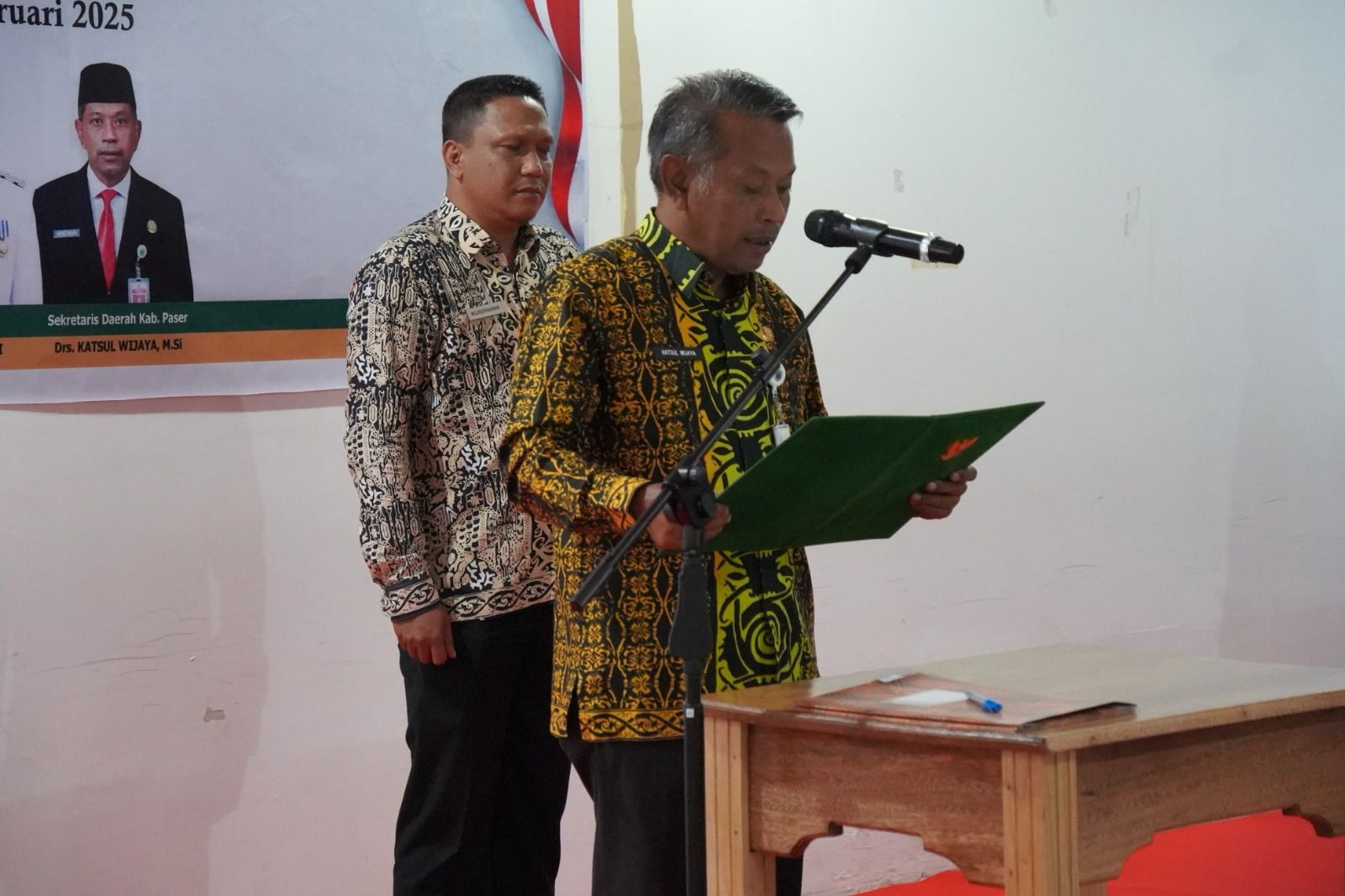 Sekda Paser Ingatkan Transparansi Kelola Keuangan Desa saat Lantik 4 Anggota BPD