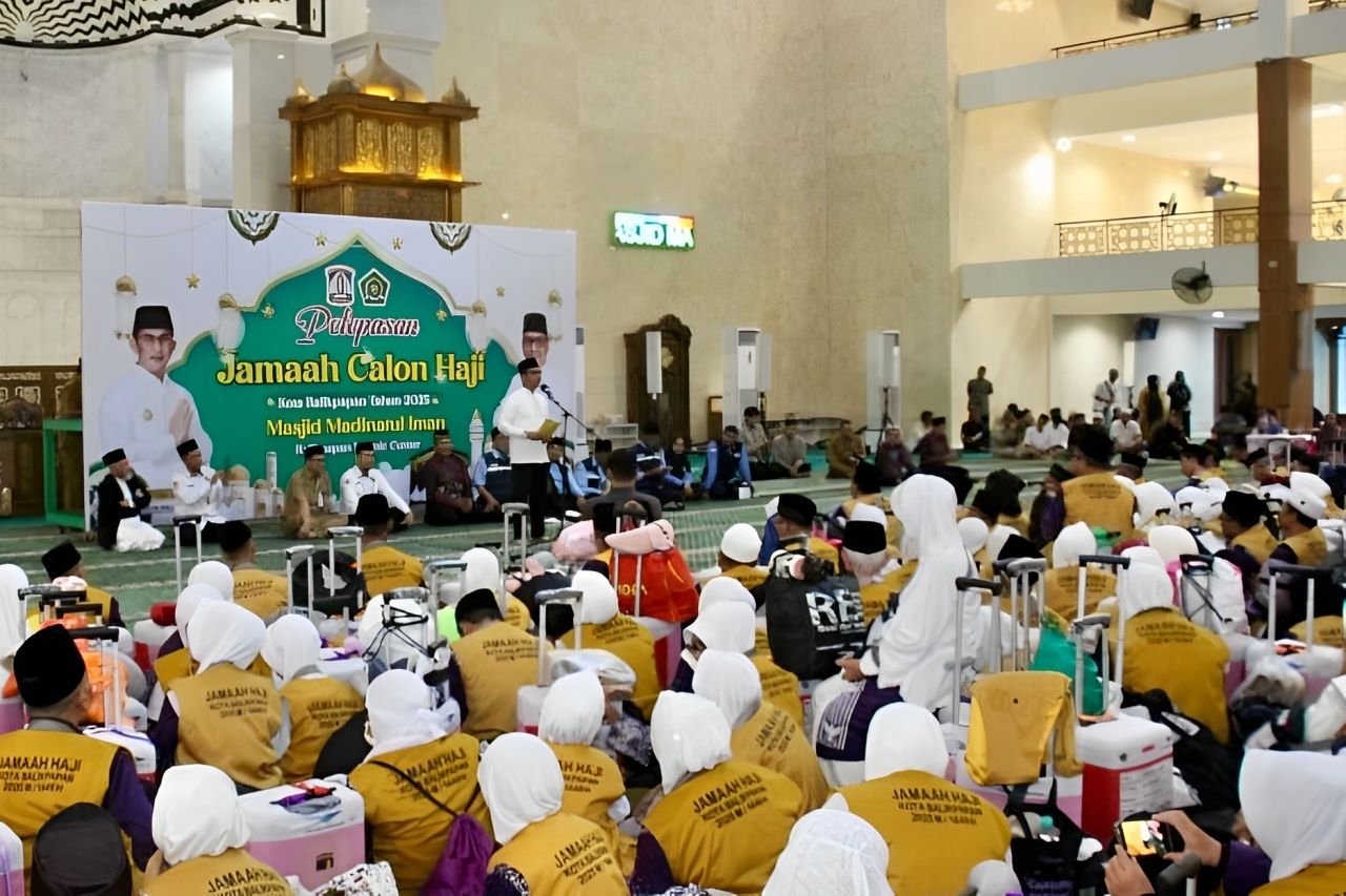 Ratusan Calon Jemaah Haji Kloter Pertama dari Balikpapan Resmi Bergerak Memasuki Embarkasi