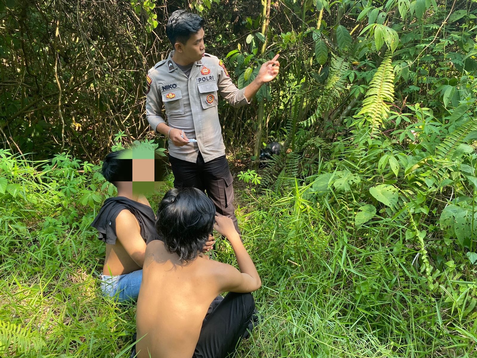 Sedang Asik Konsumsi Narkoba Dua Pemuda Ditangkap Polisi di Dalam Hutan