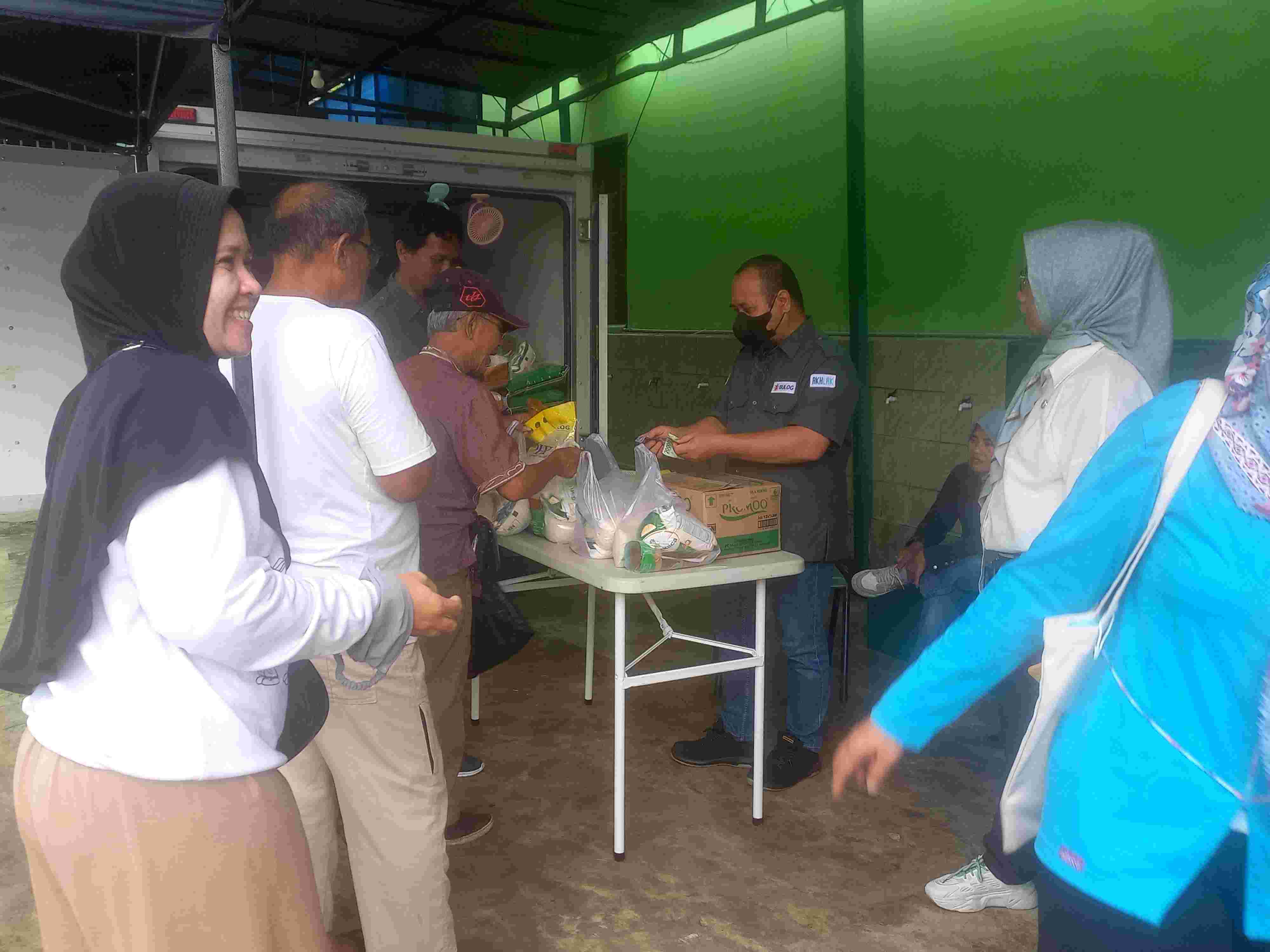 Kendalikan Harga Bahan Pokok, Bulog Gelar Pasar Murah di Teluk Lerong