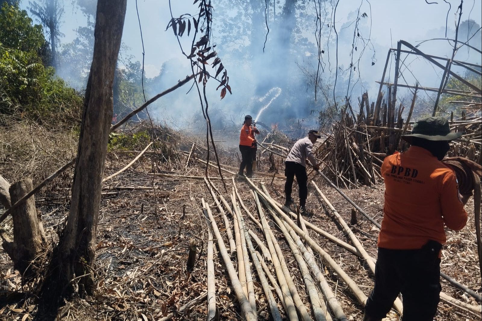 Kebakaran Lahan di Depan Islamic Center PPU Dipadamkan