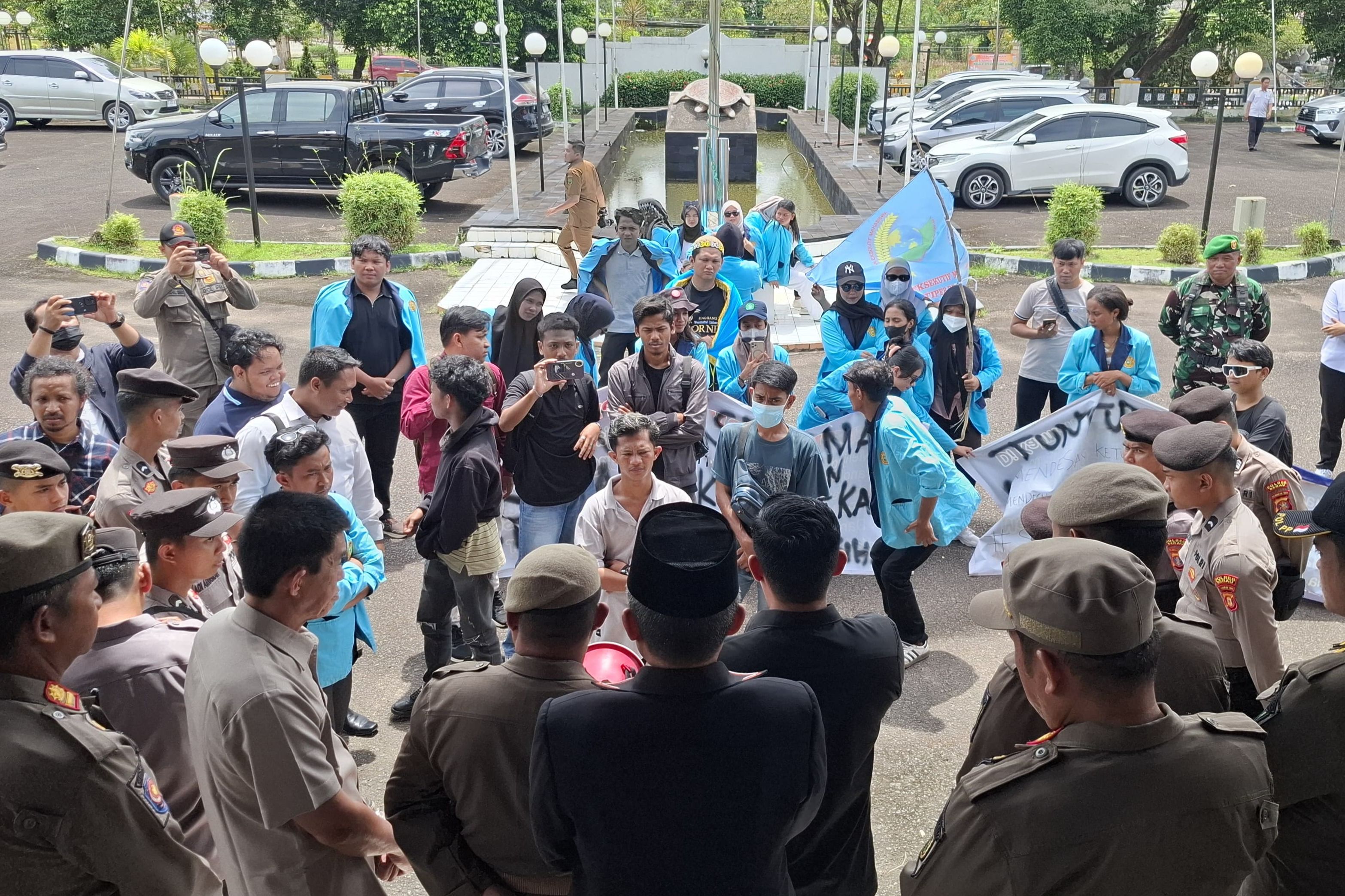 Tolak Gabung dengan UMB, Puluhan Mahasiswa dan Alumni STIPER Berau Gelar Aksi Unjuk Rasa