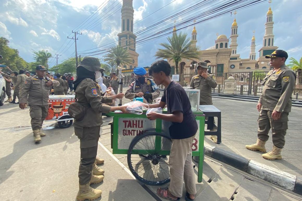 Satpol PP Kota Samarinda Tertibkan PKL yang Berjualan di Taman Islamic Center