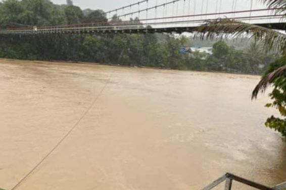 Hujan Mulai Mengguyur Wilayah Mahulu, Debit Air Sungai Mahakam Perlahan Naik 