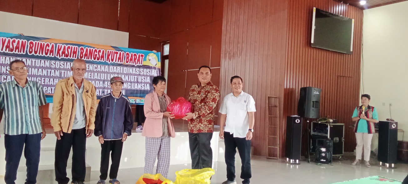 Dinsos Kaltim Salurkan Bantuan Sembako untuk Lansia dan Balita di Kubar 