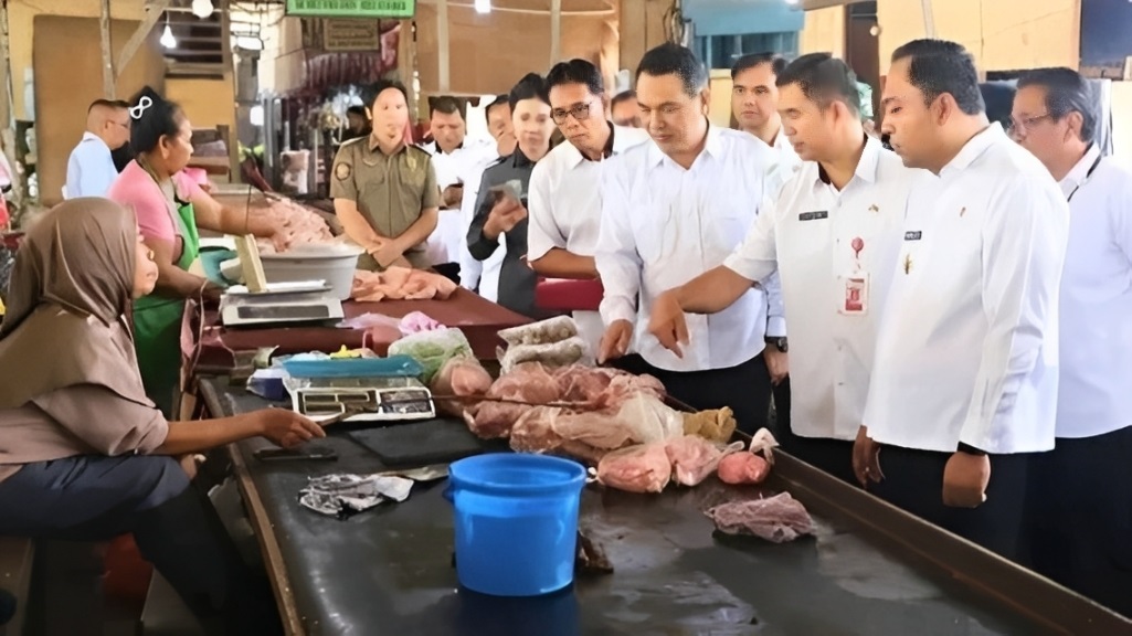 Bupati Kutai Barat Sidak Pasar Jaras, Temukan Kenaikan Tipis Harga Bawang dan Telur