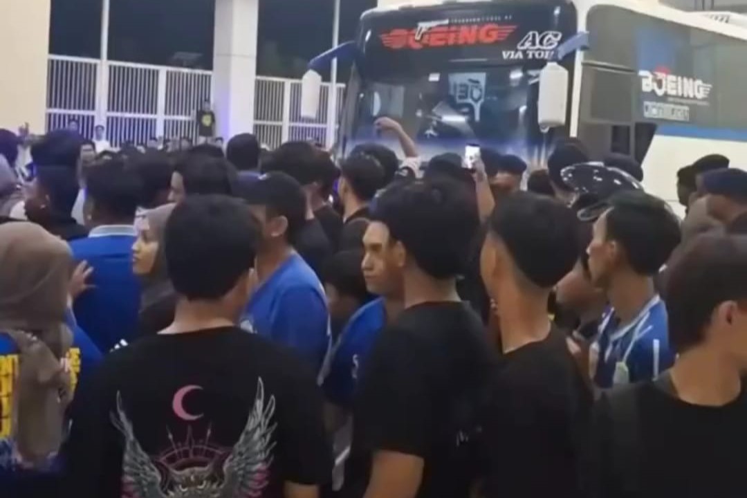 Dipermalukan di Kandang Sendiri, Bus Persiba Dikepung Suporter 