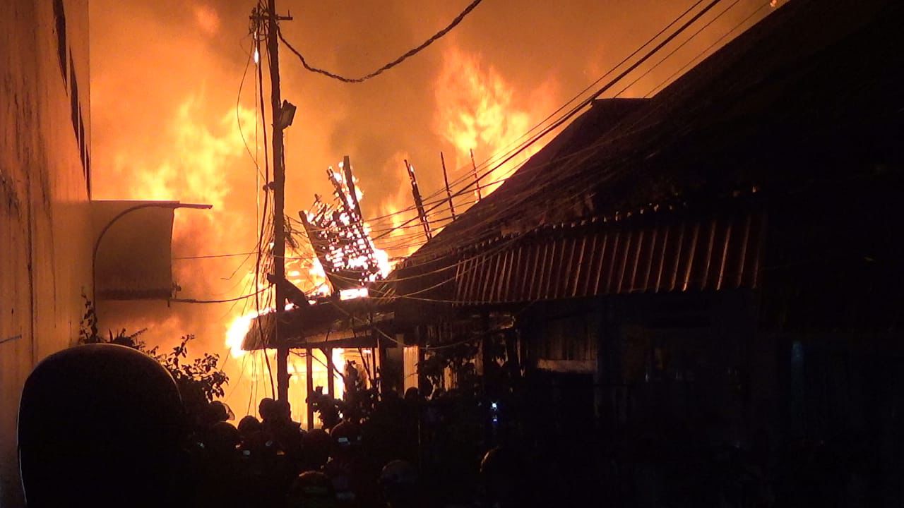 Pria Gangguan Jiwa Sebabkan Kebakaran yang Hanguskan 12 Bangunan