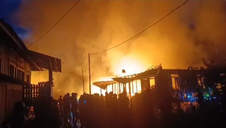 Kebakaran Hebat Terjadi di Long Hubung Ulu, Sedikitnya 9 Unit Rumah Jadi Abu