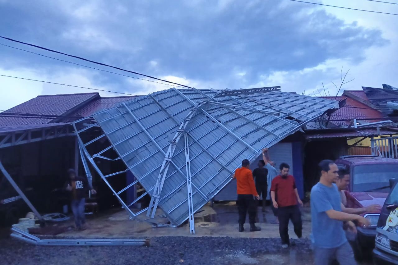 2 Rumah di Paser Ambruk Diterjang Angin Kencang