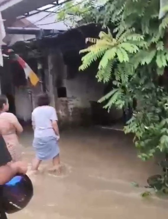 Asyik Main Banjir di Jalan DI Panjaitan Samarinda, Bocah Perempuan Hilang Terseret Arus 