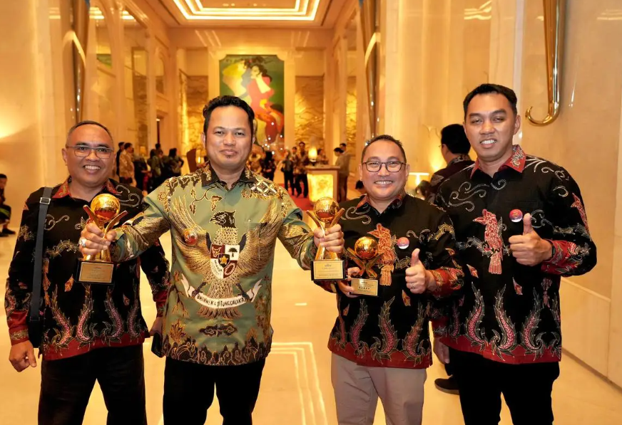 Gubernur Harum Terima Penghargaan Top Pembina BUMD 2025