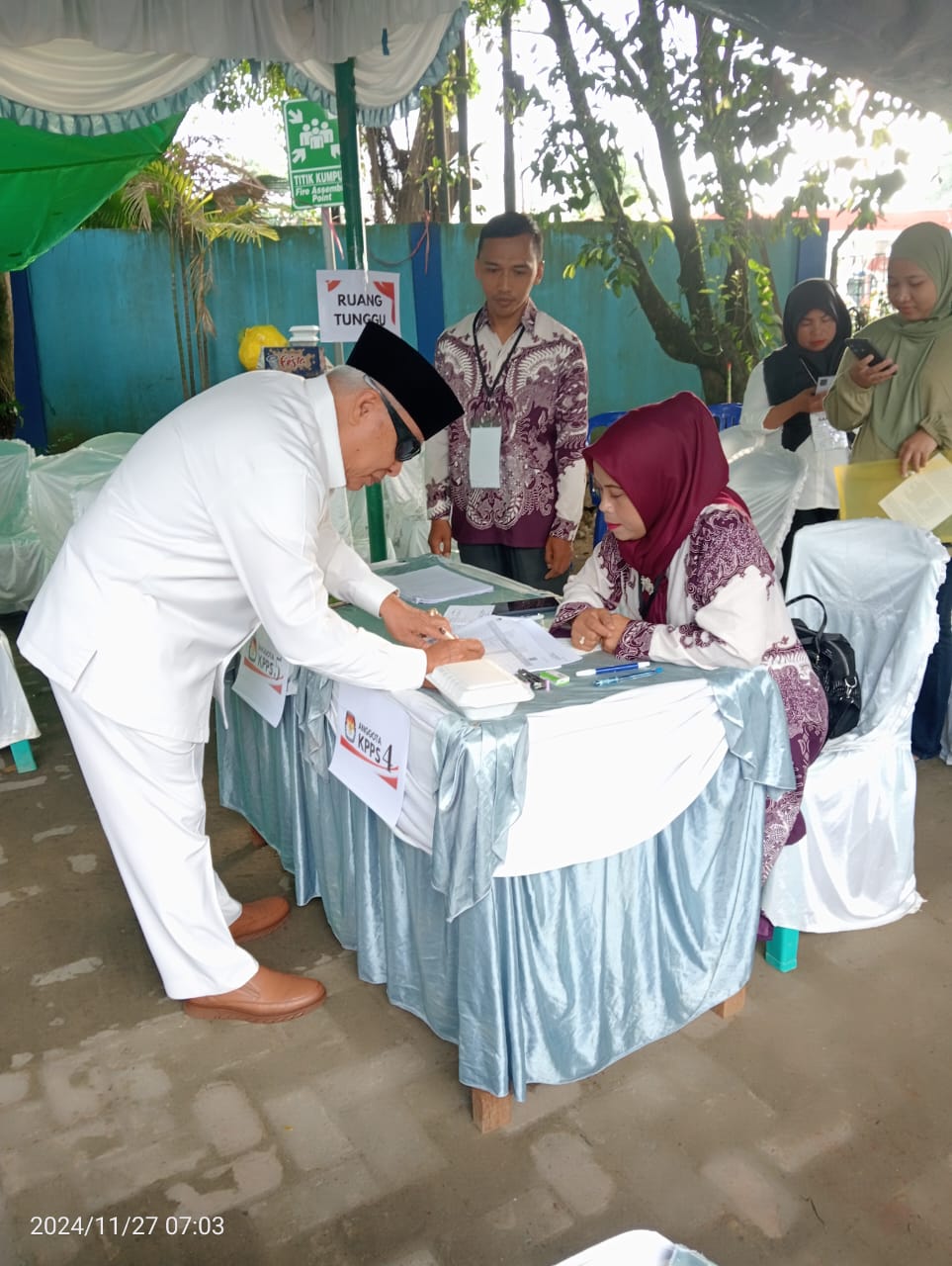 Isran Noor Jadi Pemilih Pertama di TPS 15 Samarinda