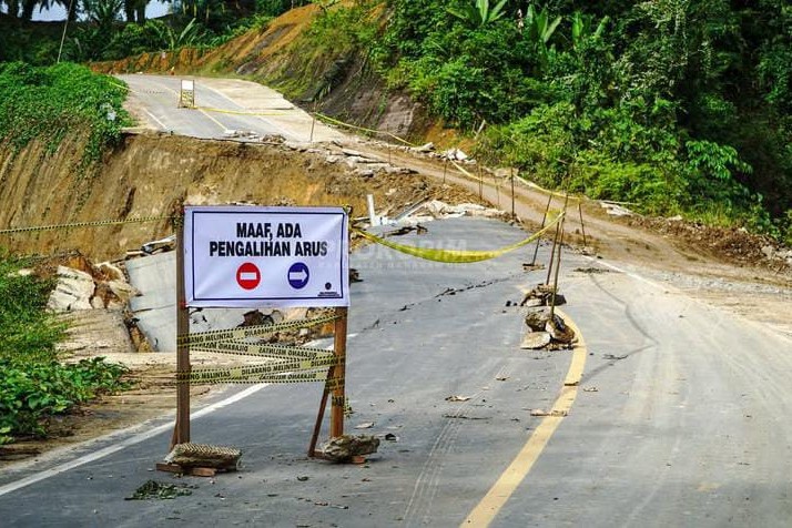 Cuaca Ekstrem, Dishub Mahulu Pasang Rambu dan Garis Polisi di Jalan Rawan Longsor