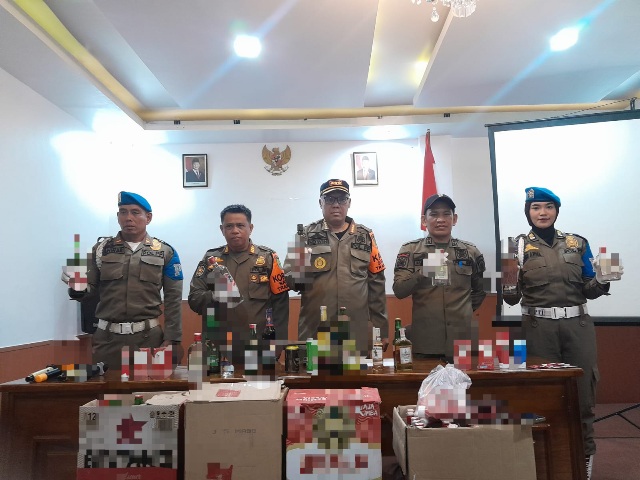 Satpol PP Paser Amankan Ribuan Botol Miras hingga Pasangan Bukan Suami Istri