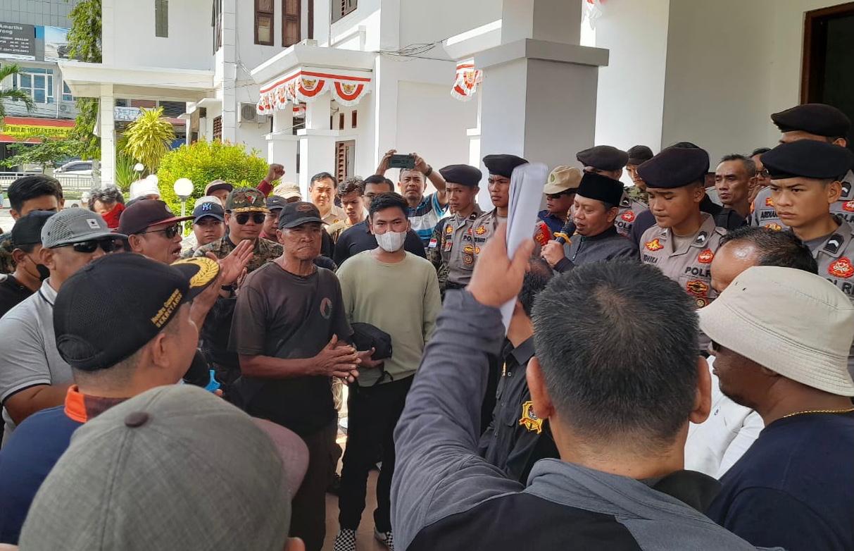 Ratusan Massa RKB Datangi KPU Kukar, Pertanyakan Putusan MK atas Lolosnya Edi Damansyah