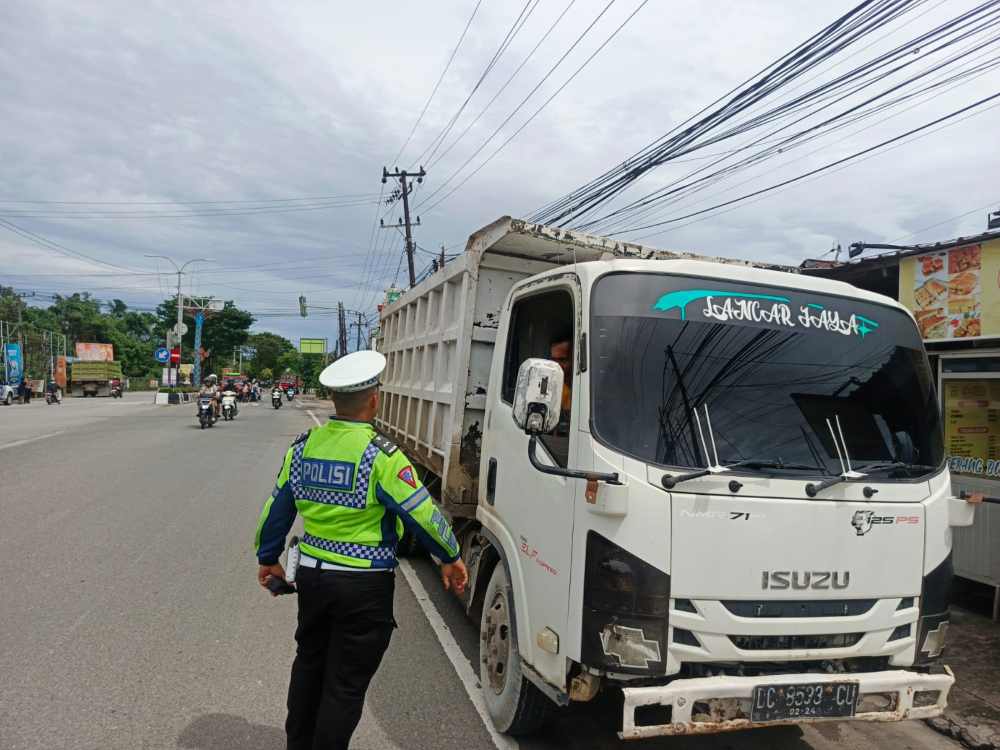 Truk Tanpa Penutup Bak yang Masuk ke Bontang Ditilang