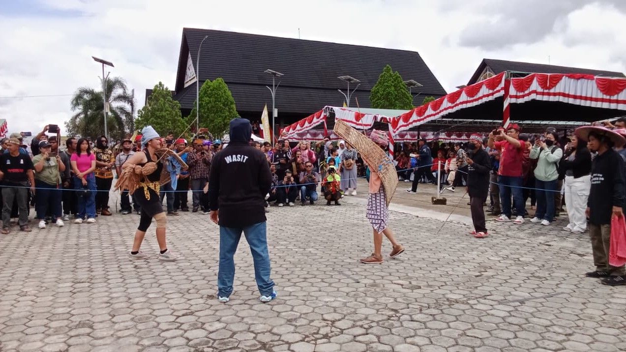 Warna Baru Festival Dahau ke-26 Kutai Barat, Perempuan Ikut Berlaga di Oltrad Behempas Rotan