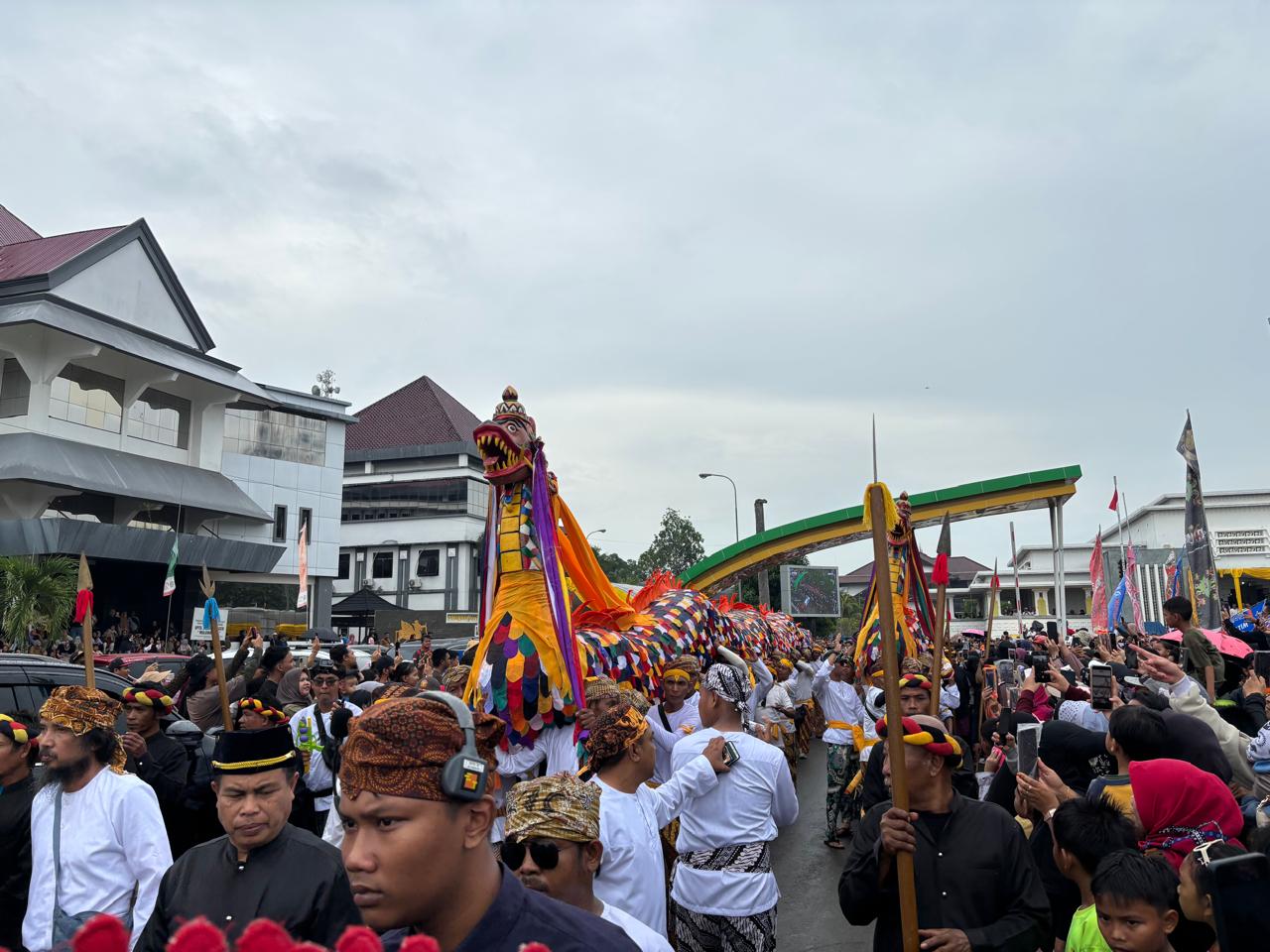 Erau 2025 Usai: Ngulur Naga dan Belimbur jadi Penutup, Warga Tumpah Ruah di Jalan
