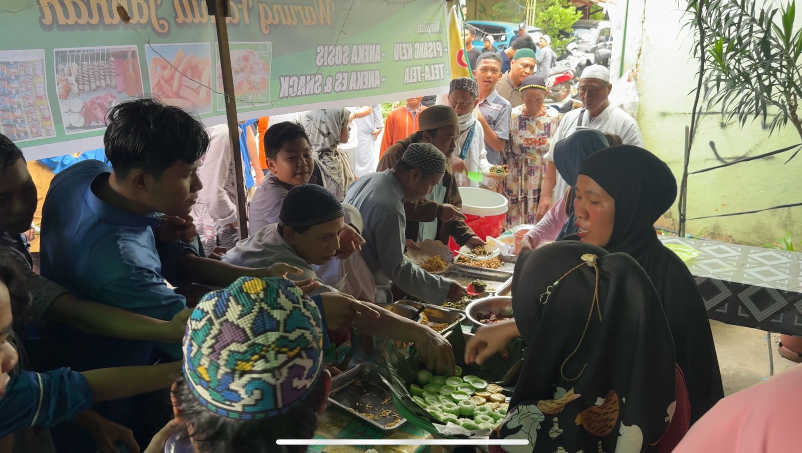 Berbagi Itu Tidak Harus Kaya! Dengan Ikhlas Ibu Siti Konsisten Mengadakan Makan Gratis
