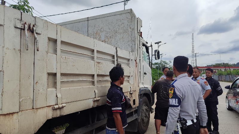 Bikin Macet Lalu Lintas, Dishub Samarinda Tertibkan Antrean Truk di Tanah Merah