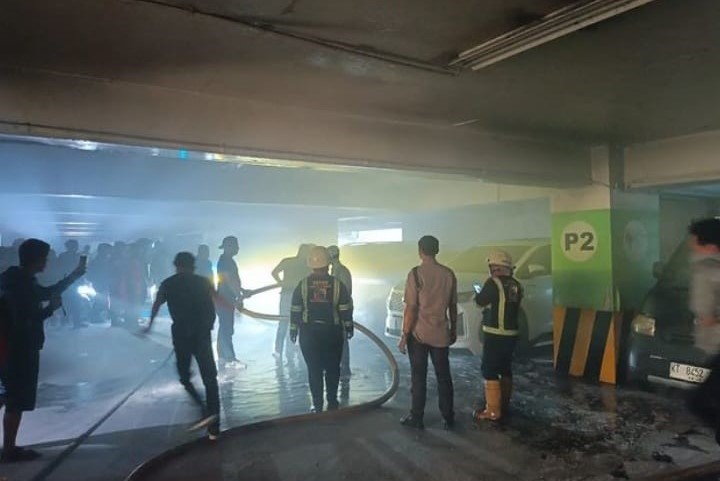 Pengunjung Mall SCP Panik, Mobil yang Terbakar di Lantai 2 Sempat Meledak  