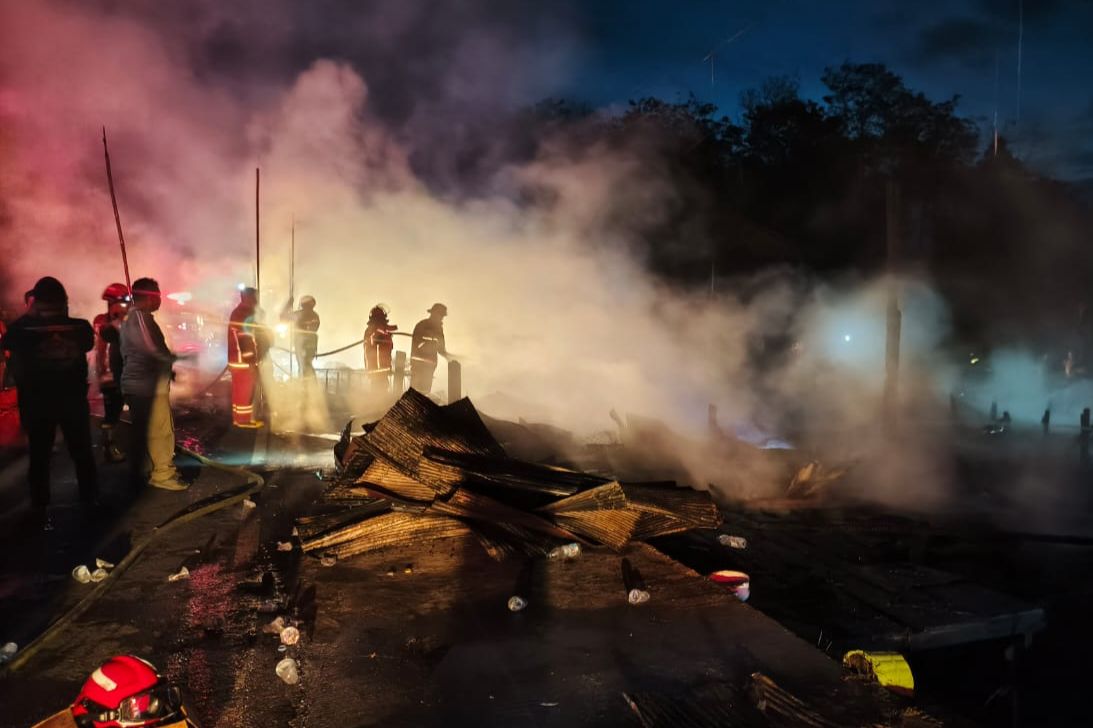 Breaking News! Kebakaran di Paser, 1 Petugas Mengalami Sesak Nafas saat Padamkan Api