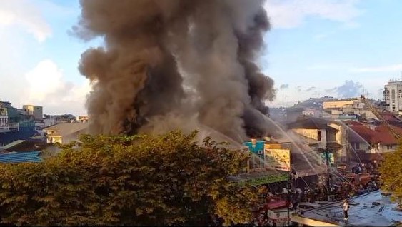 Dua Peristiwa Kebakaran Terjadi di Samarinda di Waktu Bersamaan, Damkar Kewalahan 