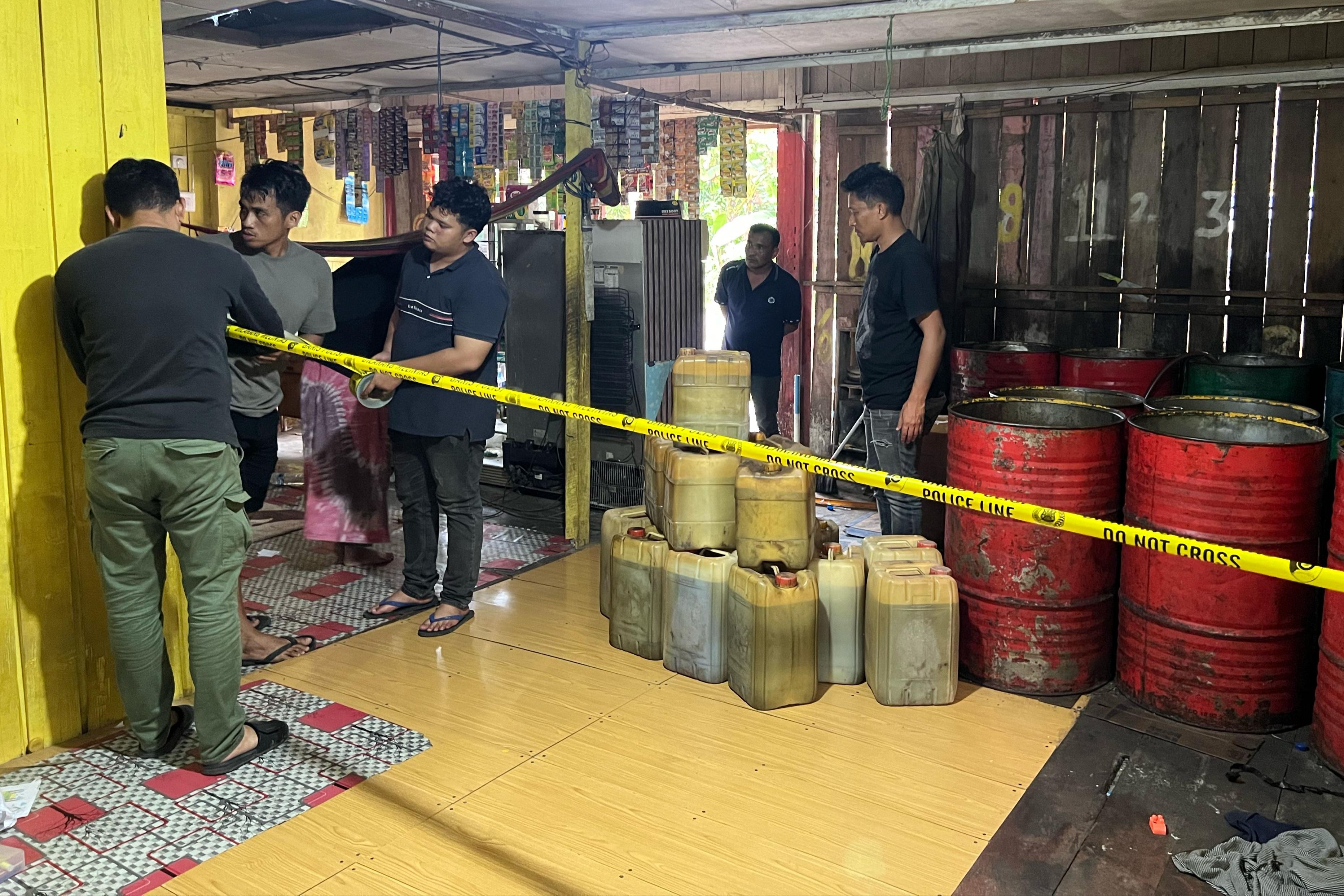 Gudang Penimbunan BBM Ilegal di Kuaro Digerebek Polisi, Satu Orang Turut Diamankan