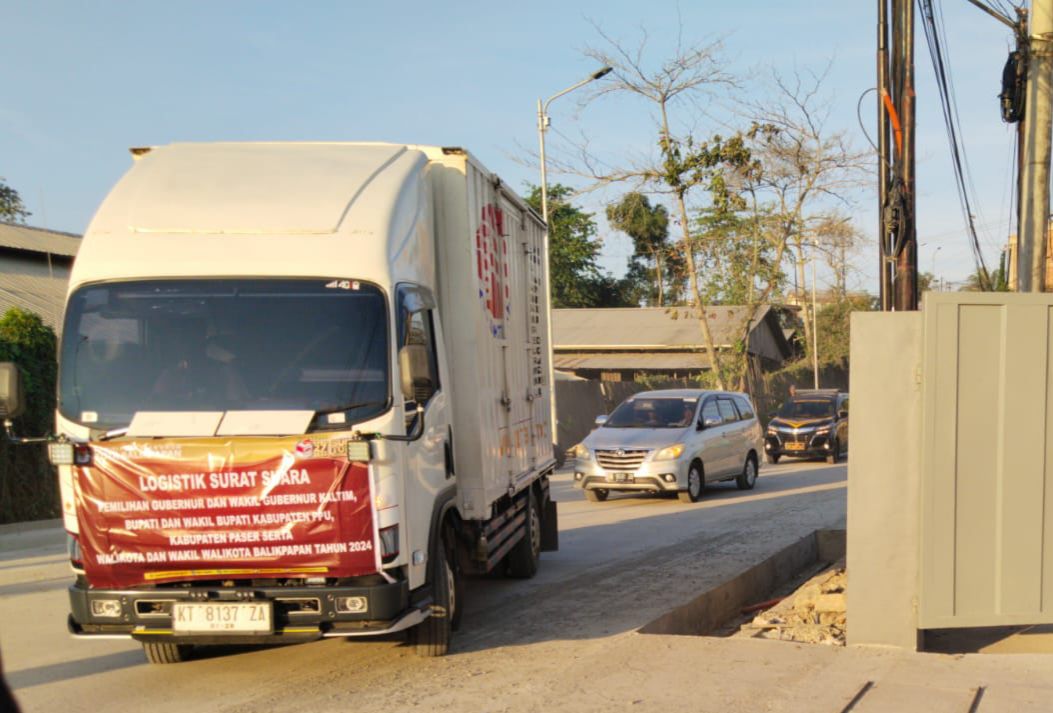 Logistik Pilkada Tiba di Balikpapan dengan Pengamanan Ketat, Termasuk untuk PPU dan Paser