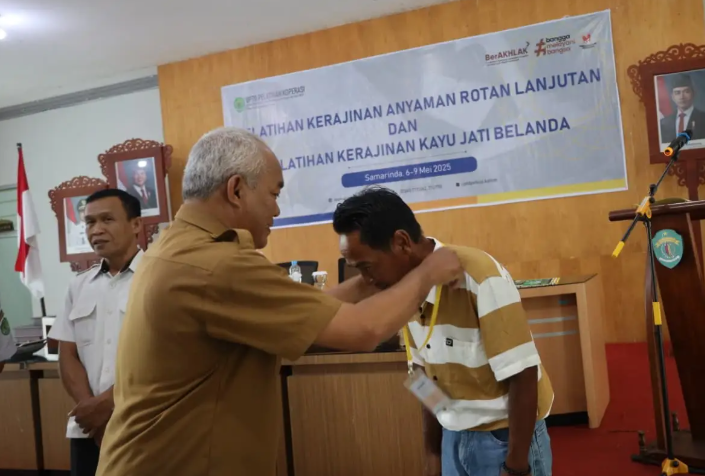DPPKUKM Kaltim Gelar Pelatihan Kerajinan Rotan dan Kayu Jati Belanda