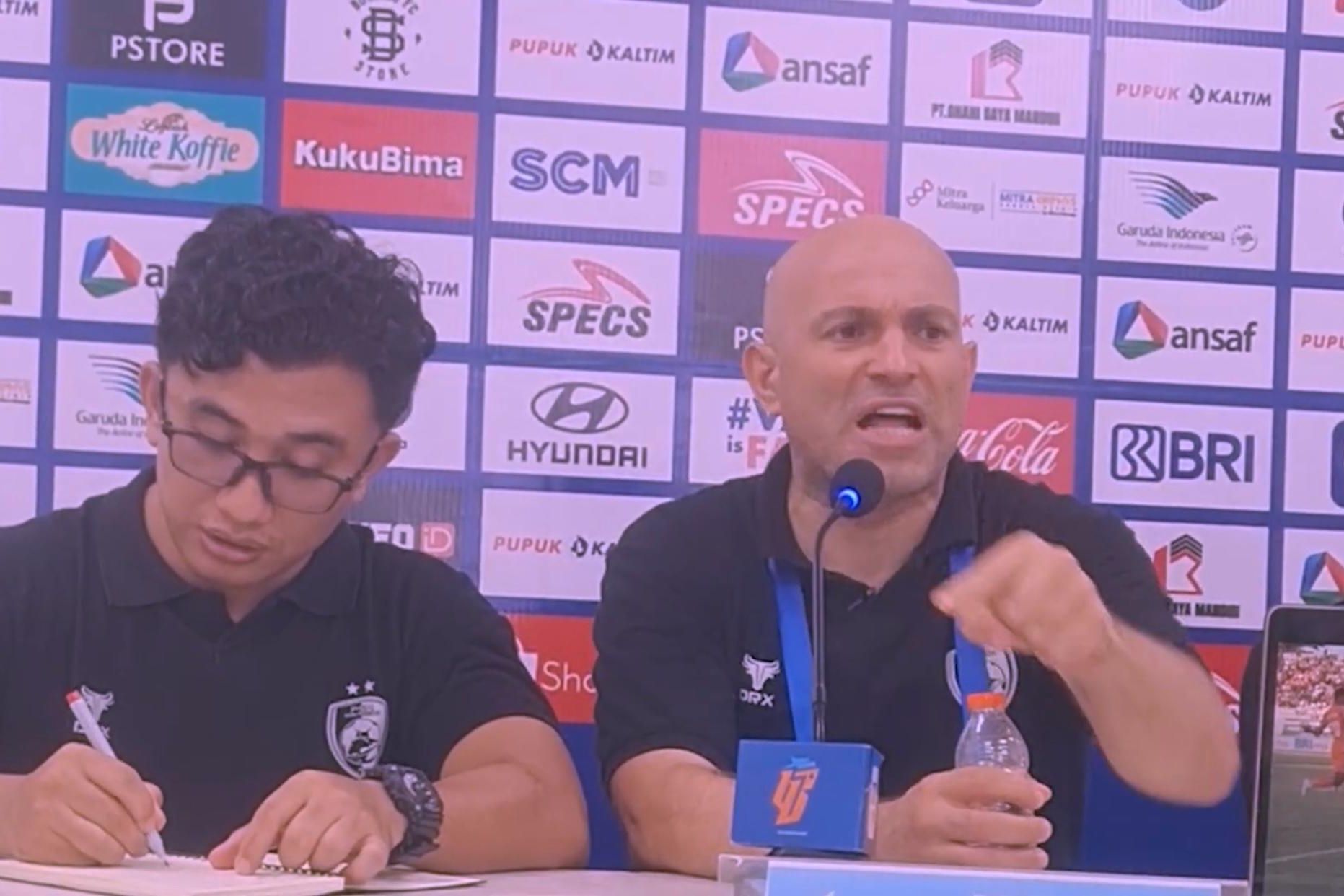 Saling Sindir Usai Laga, Gomez Tanggapi Tudingan Tavares dengan Tegas: “Saya Pelatih, Bukan Badut”